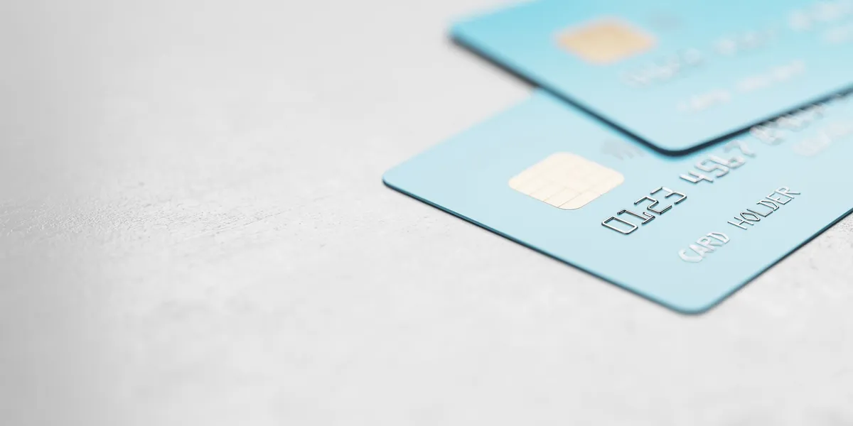 Osoba čte recenze na nejnižší úrokové sazby bank